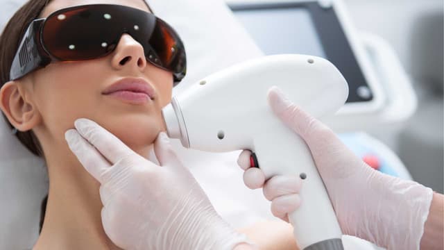 فیشیال تخصصی و آبرسانی صورت (پکیج کامل) کلینیک سلامت پوست